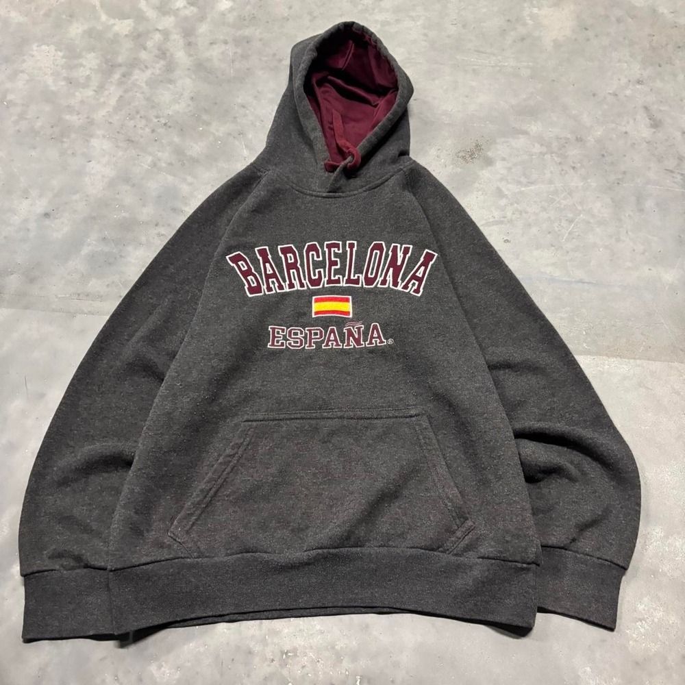 Vintage Y2K/2000s Grey Barcelona España Spain Spellout Pullover Hoodie! Size M
